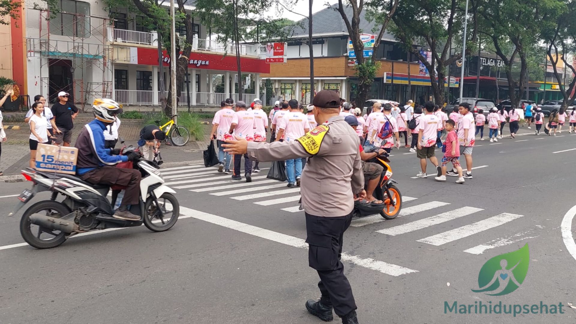 Polsek Medan Satria Kawal Jalan Sehat Paroki